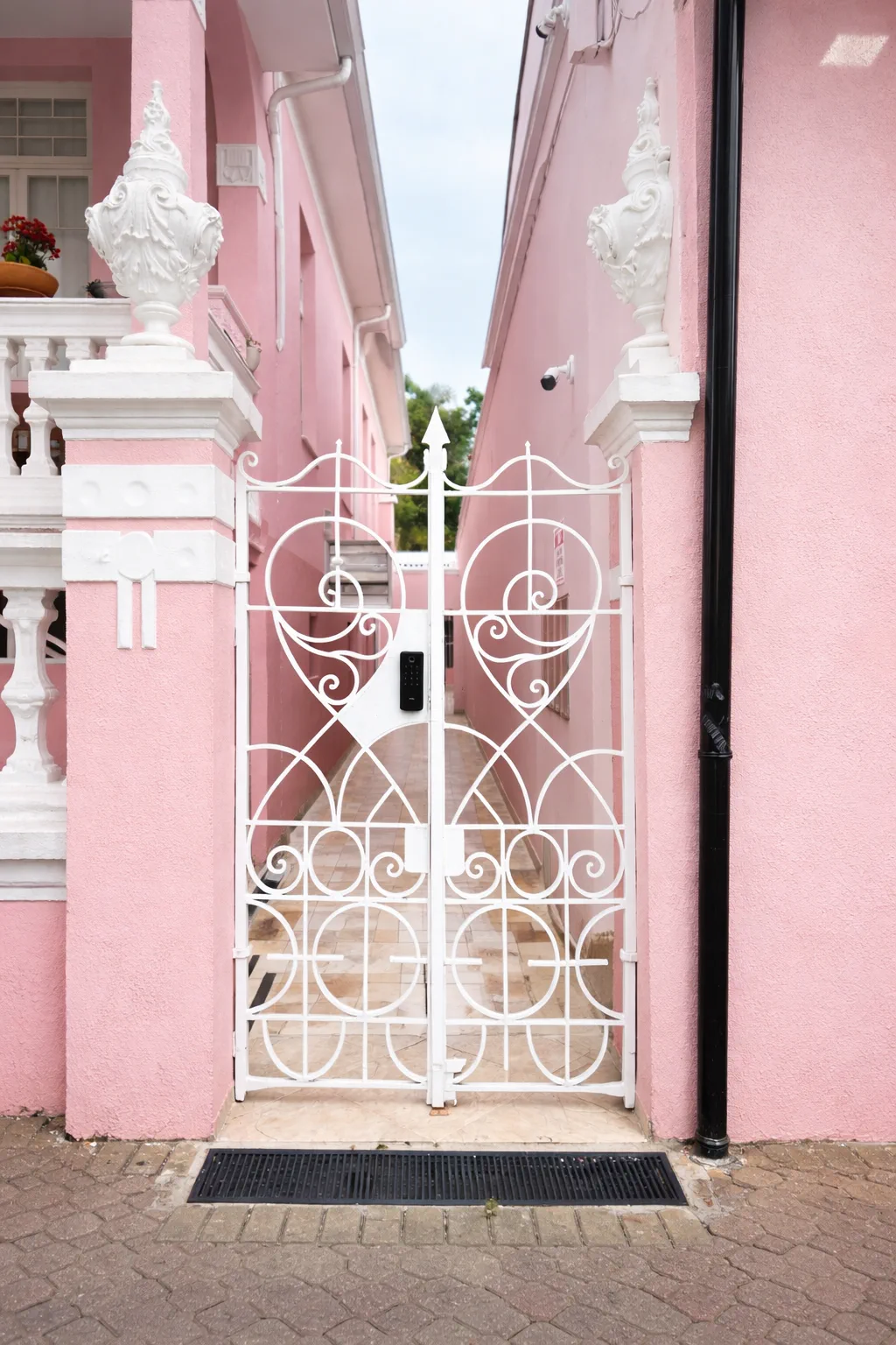 Entrada da Casa Vita pelo portãozinho de ferro