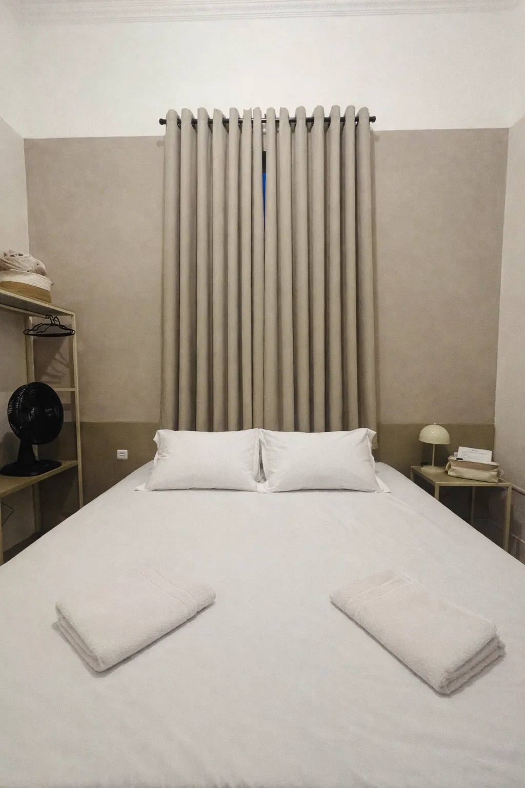 Quarto com cabeceira estofada e cama de casal