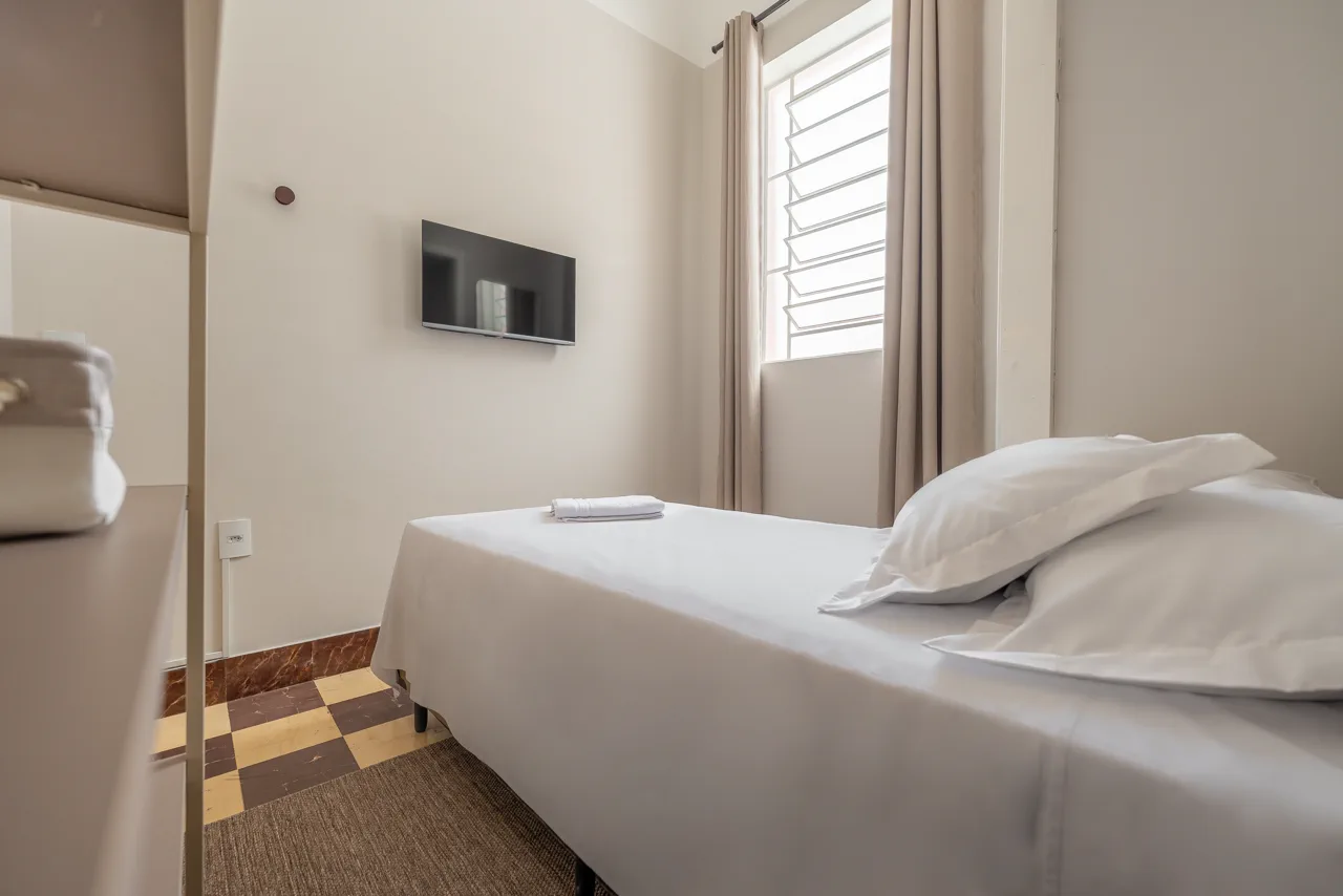 Quarto com piso xadrez original do casarão
