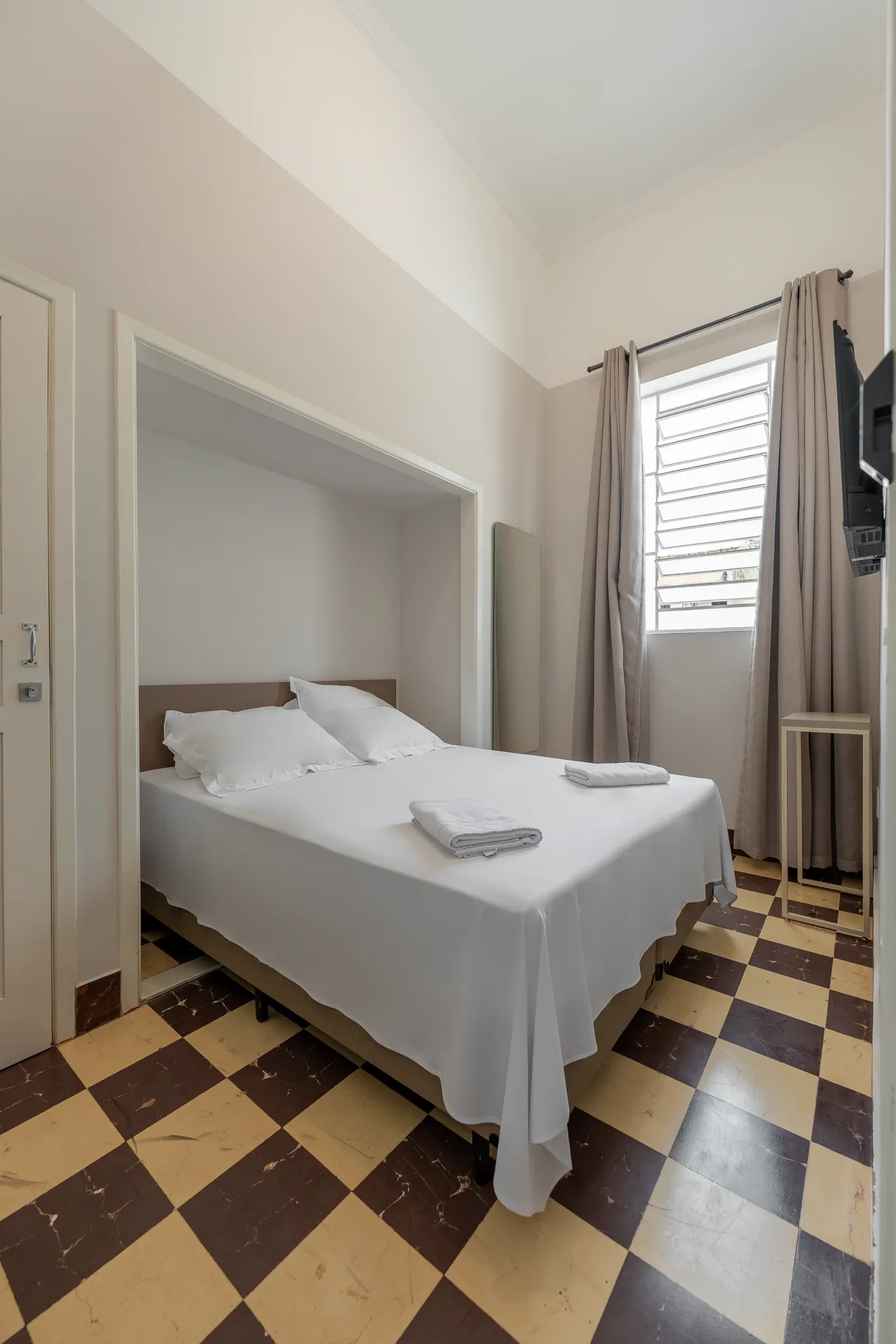 Quarto amplo com nicho e cortinas